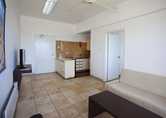 Aparthotel Costantiana Larnaca